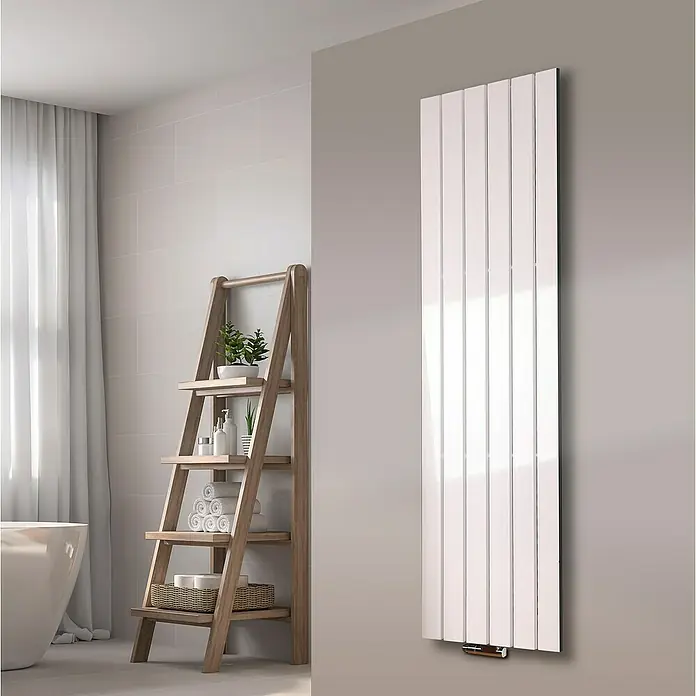 Szagato Designheizkörper Peking - B x H: 470 x 1.800 mm, Weiß, Ohne Handtuchhalter - Badezimmeransicht mit einem modernen, weißen Heizkörper an der Wand, der für Wärme und stilvolles Design sorgt.