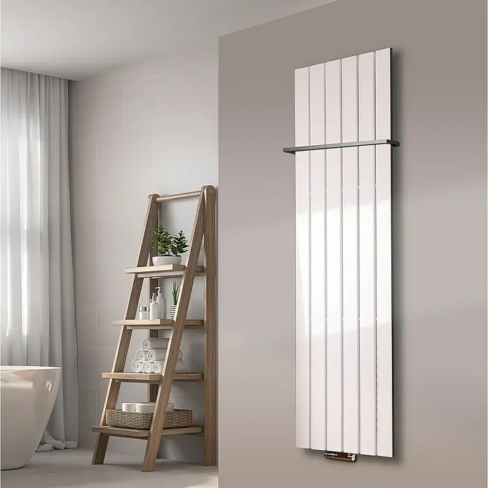 Szagato Designheizkörper Peking - B x H: 470 x 1.800 mm, Weiß, Mit 1 Handtuchhalter (15 mm) - Elegantes Badezimmer mit einem weißen Heizkörper, einer Holzleiterregal und einem Teil einer Badewanne.