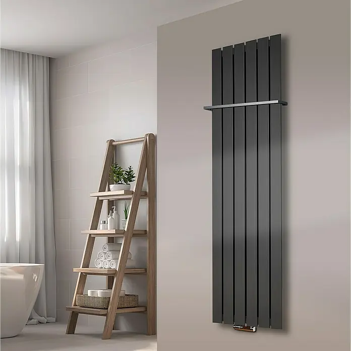 Szagato Designheizkörper Peking - B x H: 470 x 1.800 mm, Moonstone-Grau, Mit 1 Handtuchhalter (15 mm) - Moderner grauer Heizkörper mit Handtuchhalter an einer Wand montiert, neben einem Holzregal im Badezimmer.