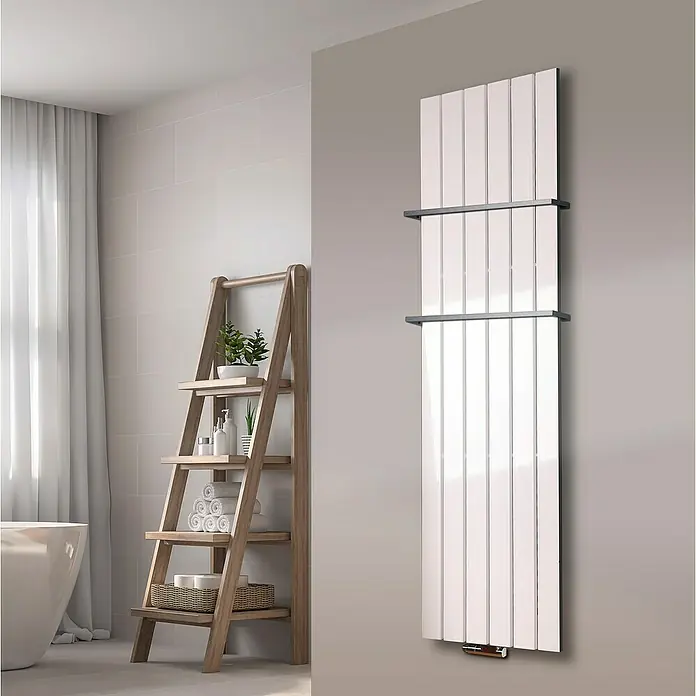 Szagato Designheizkörper Peking - B x H: 470 x 1.800 mm, Weiß, Mit 2 Handtuchhalter (15 mm) - Elegantes Bad mit einem weißen Handtuchwärmer an der Wand und einer Holzleiter mit Badutensilien.