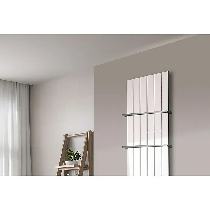 Szagato Designheizkörper Peking - B x H: 470 x 1.800 mm, Weiß, Mit 2 Handtuchhalter (15 mm) - Vertikaler Heizkörper in Weiß mit schwarzen Halterungen an einer getönten Wand, der jedem Raum einen Hauch von modernem Stil verleiht.