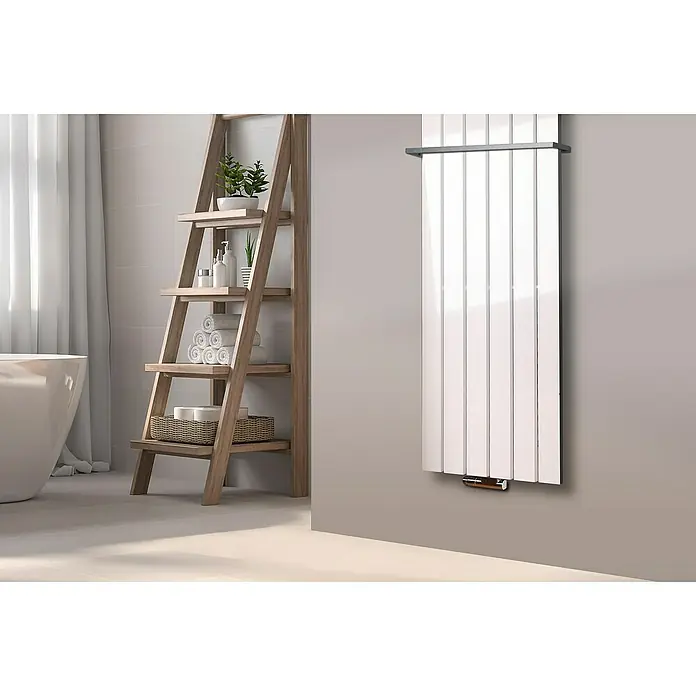 Szagato Designheizkörper Peking - B x H: 470 x 1.800 mm, Weiß, Mit 2 Handtuchhalter (15 mm) - Ein weißer, vertikaler Heizkörper mit schlankem Design hängt an einer grauen Wand und wärmt das moderne Badezimmer.