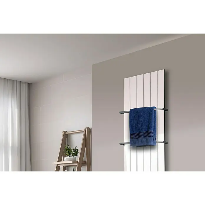 Szagato Designheizkörper Peking - B x H: 470 x 1.800 mm, Weiß, Mit 2 Handtuchhalter (15 mm) - Handtuchwärmer mit blauem Handtuch in einem modernen Badezimmer, der für Wärme und Komfort sorgt. Das Design ist schlicht und elegant.