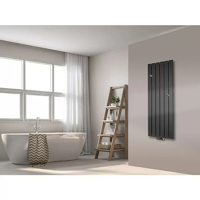 Szagato Designheizkörper Peking - B x H: 470 x 1.200 mm, Wärmeleistung bei Vorlauftemperatur von 75 °C (D: 50): 799 W, Moonstone-Grau, 2 Knopfhalter - Ein dunkelgrauer vertikaler Paneelheizkörper mit Chromakzenten, an einer Wand im modernen Bad montiert.