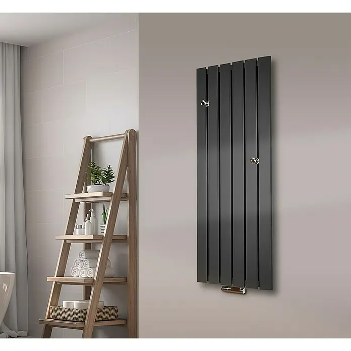 Szagato Designheizkörper Peking - B x H: 470 x 1.200 mm, Wärmeleistung bei Vorlauftemperatur von 75 °C (D: 50): 799 W, Moonstone-Grau, 2 Knopfhalter - Ein grauer, vertikaler Heizkörper im Badezimmer mit Handtuchhalter und einem Holzregal mit Badutensilien.