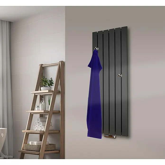Szagato Designheizkörper Peking - B x H: 470 x 1.200 mm, Wärmeleistung bei Vorlauftemperatur von 75 °C (D: 50): 799 W, Moonstone-Grau, 2 Knopfhalter - Das Bild zeigt einen vertikalen, grauen Handtuchwärmer im Badezimmer mit einem hängenden, blauen Handtuch.