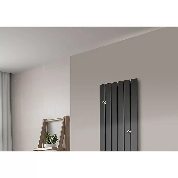 Szagato Designheizkörper Peking - B x H: 470 x 1.200 mm, Wärmeleistung bei Vorlauftemperatur von 75 °C (D: 50): 799 W, Moonstone-Grau, 2 Knopfhalter - Dunkelgrauer vertikaler Heizkörper mit Chromventilen in einem modernen Raum.