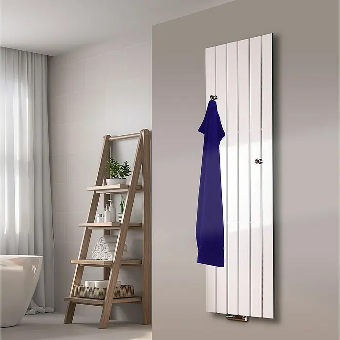 Szagato Designheizkörper Peking - B x H: 470 x 1.800 mm, Weiß, 2 Knopfhalter - Handtuchwärmer in Weiß mit einem darauf hängenden blauen Handtuch, Teil einer Badezimmereinrichtung.