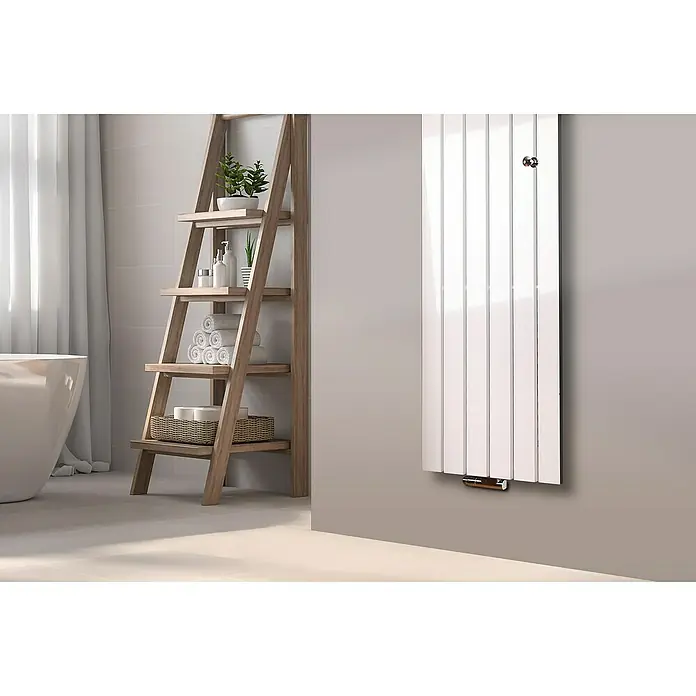 Szagato Designheizkörper Peking - B x H: 470 x 1.800 mm, Weiß, 2 Knopfhalter - Elegantes Badezimmerdesign mit einem modernen weißen Heizkörper und einer dekorativen Holzleiter mit Ablagen für Handtücher und Pflanzen.