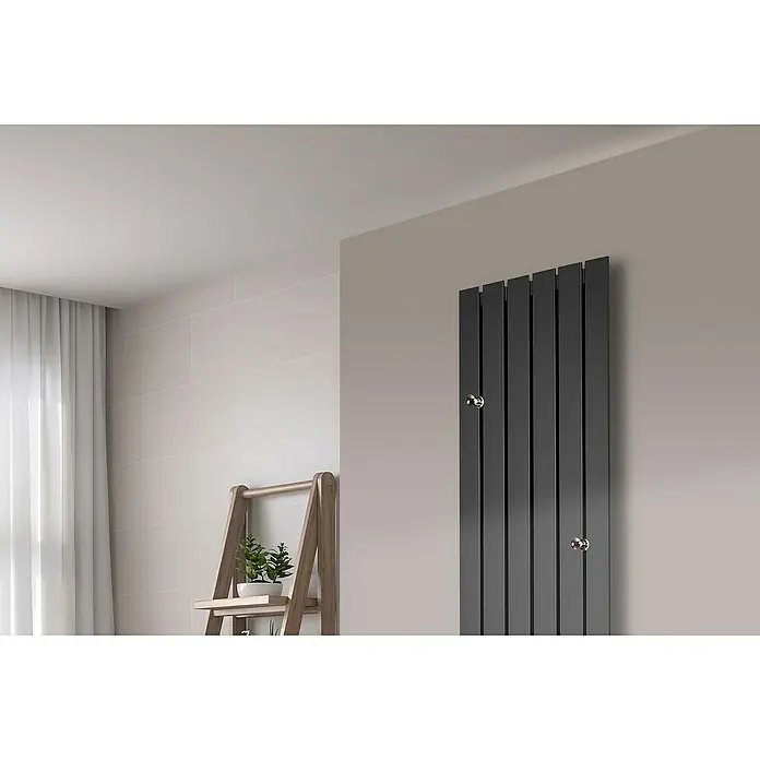 Szagato Designheizkörper Peking - B x H: 470 x 1.800 mm, Moonstone-Grau, 2 Knopfhalter - Ein hochformatiger, moderner Heizkörper in Grau hängt an einer beigen Wand im Badezimmer und sorgt für Wärme und ein stilvolles Ambiente.