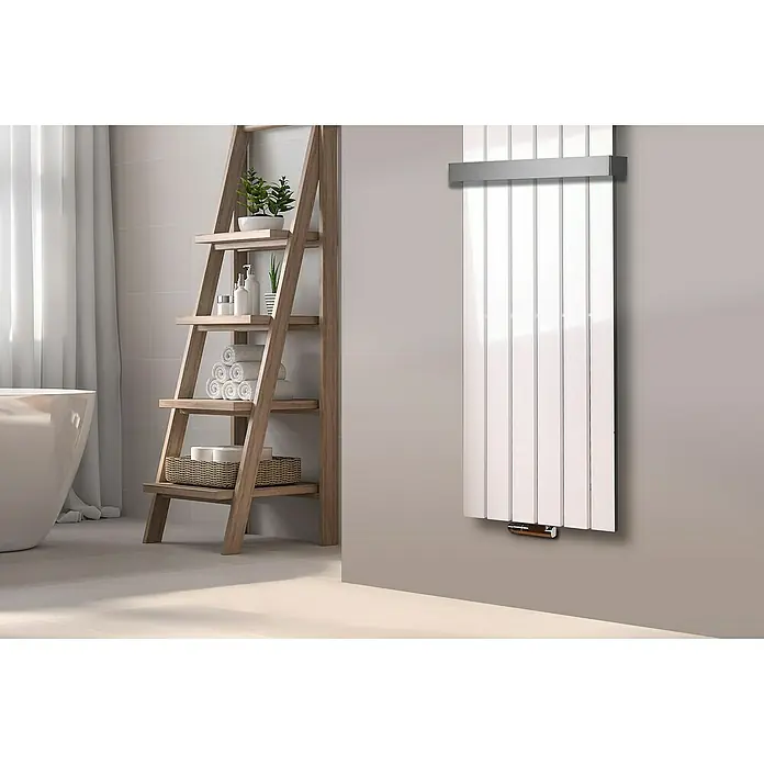 Szagato Designheizkörper Peking - B x H: 470 x 1.800 mm, Weiß, Mit 2 Handtuchhalter (50 mm) - Ein Badezimmer mit einem weißen Heizkörper und einem Holzregal mit Handtüchern und Pflanzen. Moderner Look für Ihr Bad.