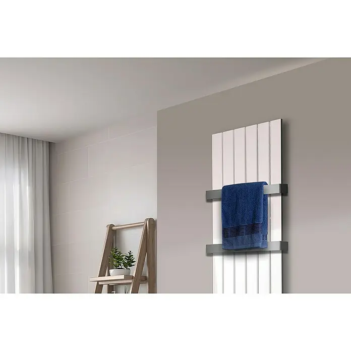 Szagato Designheizkörper Peking - B x H: 470 x 1.800 mm, Weiß, Mit 2 Handtuchhalter (50 mm) - Handtuchwärmer mit blauem Handtuch im modernen Badezimmer.