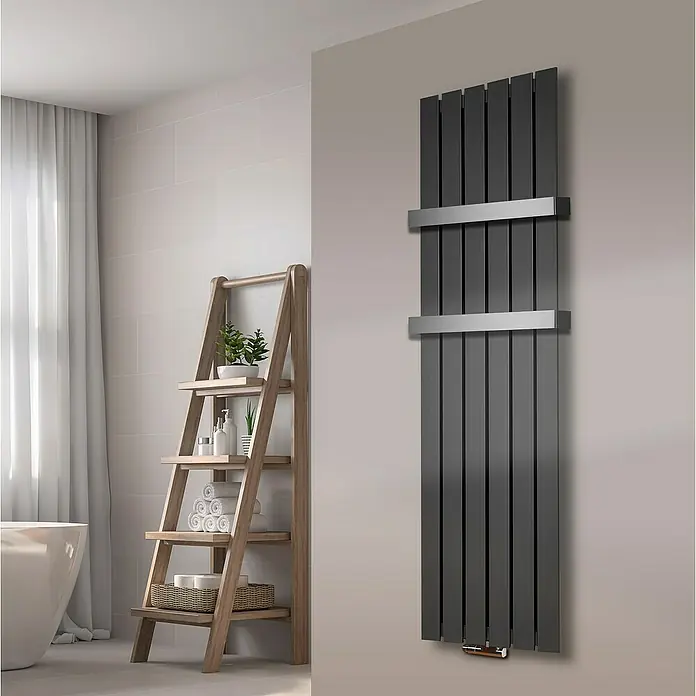 Szagato Designheizkörper Peking - B x H: 470 x 1.800 mm, Moonstone-Grau, Mit 2 Handtuchhalter (50 mm) - Bild eines modernen, grauen Handtuchwärmers im Badezimmer, der an der Wand montiert ist.
