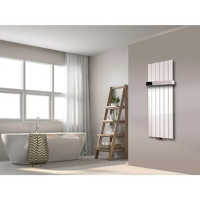Szagato Designheizkörper Peking - B x H: 470 x 1.200 mm, Wärmeleistung bei Vorlauftemperatur von 75 °C (D: 50): 799 W, Weiß, 1 Handtuchhalter (50 mm) glänzend - Ein modernes Badezimmer mit einem stilvollen weißen Handtuchwärmer an der Wand, der Wärme und Eleganz vereint.