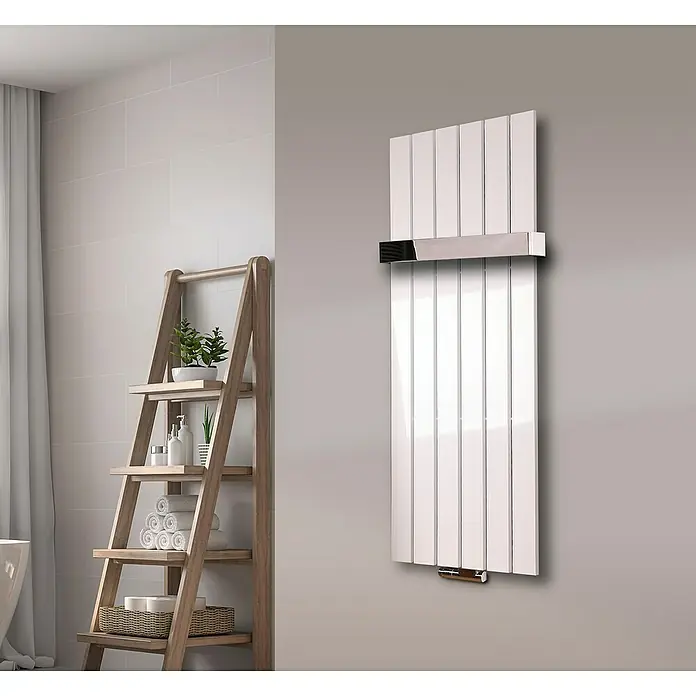 Szagato Designheizkörper Peking - B x H: 470 x 1.200 mm, Wärmeleistung bei Vorlauftemperatur von 75 °C (D: 50): 799 W, Weiß, 1 Handtuchhalter (50 mm) glänzend - Ein moderner, weißer Design-Heizkörper an einer Badezimmerwand, der Wärme und Stil vereint.