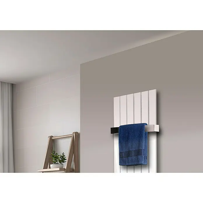 Szagato Designheizkörper Peking - B x H: 470 x 1.200 mm, Wärmeleistung bei Vorlauftemperatur von 75 °C (D: 50): 799 W, Weiß, 1 Handtuchhalter (50 mm) glänzend - Ein moderner, weißer Handtuchwärmer mit einem blauen Handtuch hängt an einer grauen Wand im Badezimmer.