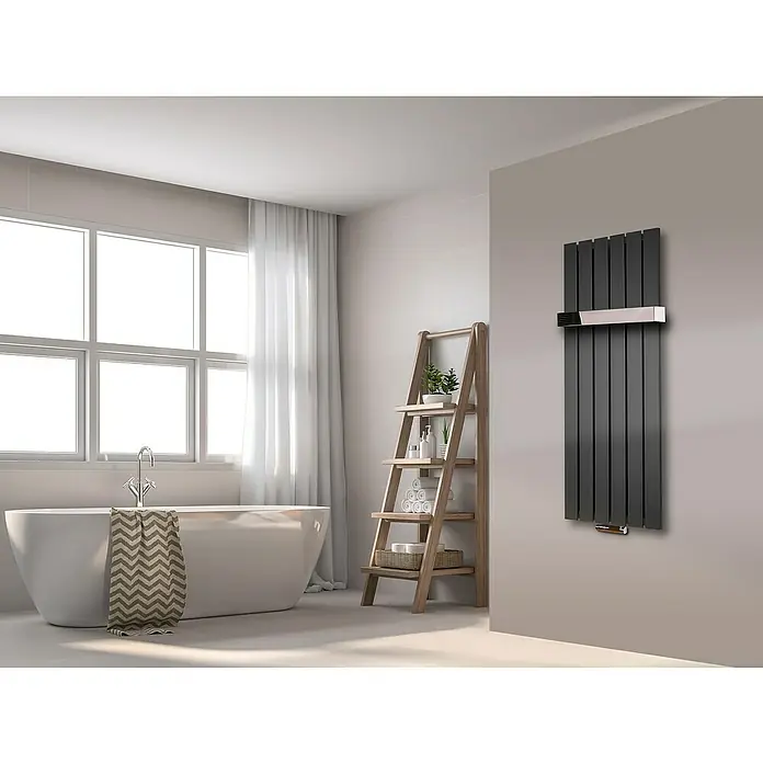 Szagato Designheizkörper Peking - B x H: 470 x 1.200 mm, Wärmeleistung bei Vorlauftemperatur von 75 °C (D: 50): 799 W, Moonstone-Grau, 1 Handtuchhalter (50 mm) glänzend - Modernes Badezimmer mit Badewanne, Regal und einem anthrazitfarbenen Heizkörper mit Chrom-Akzenten an der Wand.