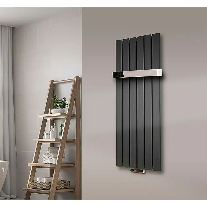 Szagato Designheizkörper Peking - B x H: 470 x 1.200 mm, Wärmeleistung bei Vorlauftemperatur von 75 °C (D: 50): 799 W, Moonstone-Grau, 1 Handtuchhalter (50 mm) glänzend - Badezimmer-Szene mit einem modernen, vertikalen, grauen Heizkörper an der Wand, ergänzt durch eine Holzleiter mit Pflanzen und Handtüchern.