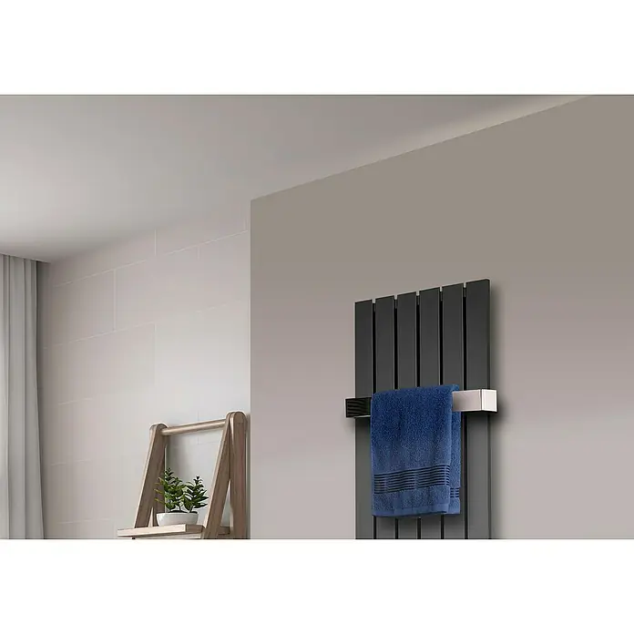 Szagato Designheizkörper Peking - B x H: 470 x 1.200 mm, Wärmeleistung bei Vorlauftemperatur von 75 °C (D: 50): 799 W, Moonstone-Grau, 1 Handtuchhalter (50 mm) glänzend - Grauer Heizkörper mit Handtuchstange und blauem Handtuch im Badezimmer.