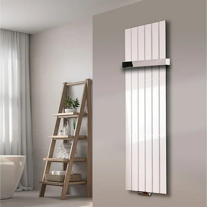 Szagato Designheizkörper Peking - B x H: 470 x 1.800 mm, Weiß, 1 Handtuchhalter (50 mm) glänzend - Ein vertikaler Designheizkörper in einem Badezimmer mit Holzleiterregal.