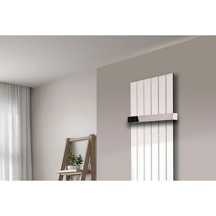 Szagato Designheizkörper Peking - B x H: 470 x 1.800 mm, Weiß, 1 Handtuchhalter (50 mm) glänzend - Das Bild zeigt einen eleganten, vertikalen Heizkörper mit einer Chromleiste in einem modernen Badezimmer. Der Heizkörper ist weiß und fügt sich nahtlos in das Raumdesign ein.