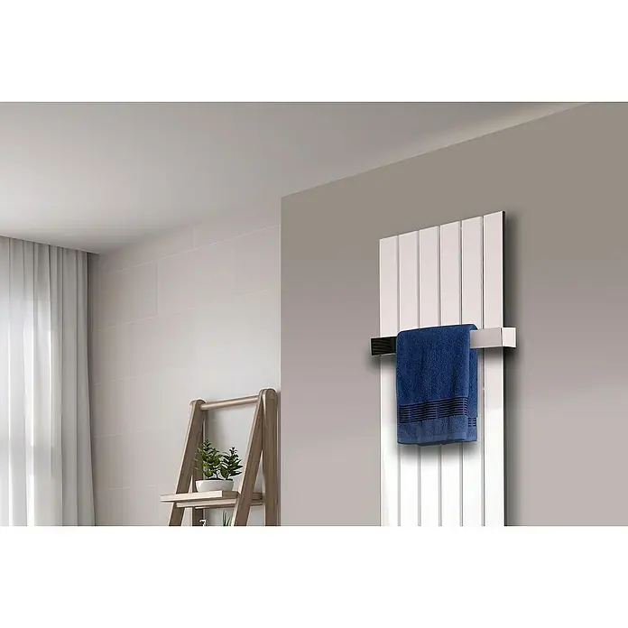Szagato Designheizkörper Peking - B x H: 470 x 1.800 mm, Weiß, 1 Handtuchhalter (50 mm) glänzend - Elegantes Badezimmer mit Handtuchwärmer in Weiß und einer blauen Handtuchaufhängung, die für ein modernes Ambiente sorgt.