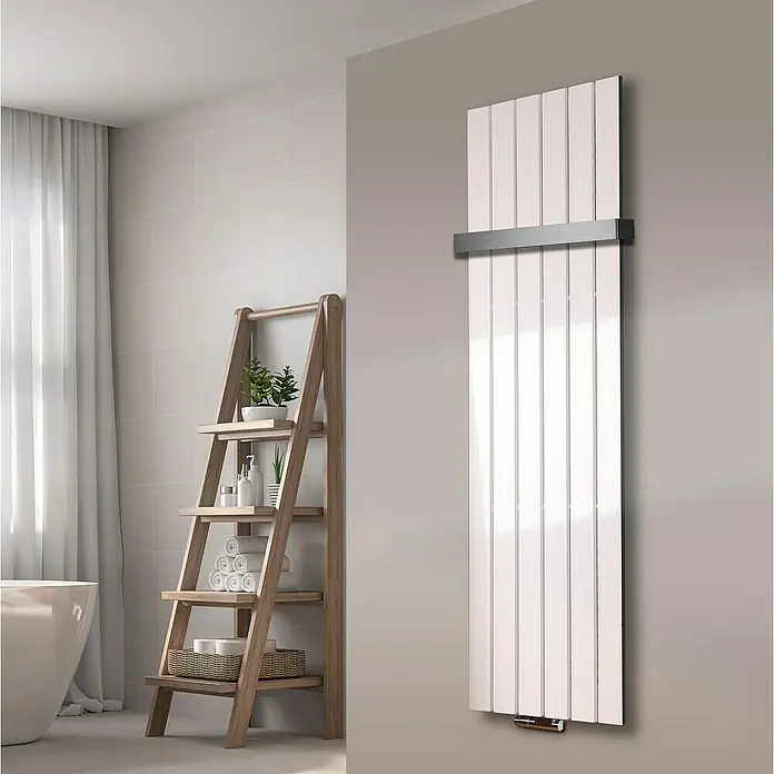 Szagato Designheizkörper Peking - B x H: 470 x 1.800 mm, Weiß, Mit 1 Handtuchhalter (50 mm) - Moderne Badezimmergestaltung mit einem vertikalen Heizkörper in Weiß, der Wärme und Stil vereint.