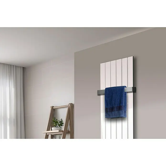 Szagato Designheizkörper Peking - B x H: 470 x 1.800 mm, Weiß, Mit 1 Handtuchhalter (50 mm) - Elegante Aufnahme eines weißen Handtuchwärmers mit einem blauen Handtuch im Badezimmer, das moderne Design und Funktionalität vereint.