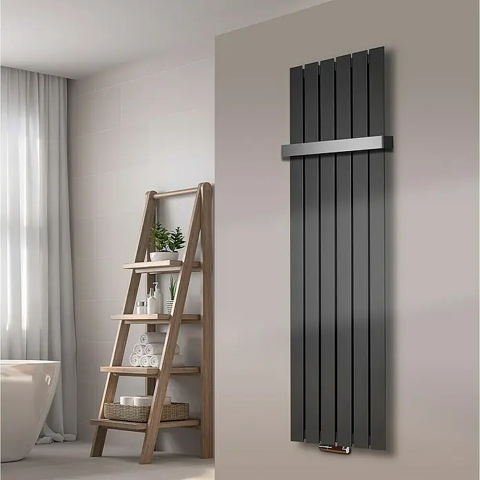 Szagato Designheizkörper Peking - B x H: 470 x 1.800 mm, Moonstone-Grau, Mit 1 Handtuchhalter (50 mm) - Moderne Badezimmeransicht mit einem eleganten, vertikalen Heizkörper in Anthrazit und einem dekorativen Holzregal.