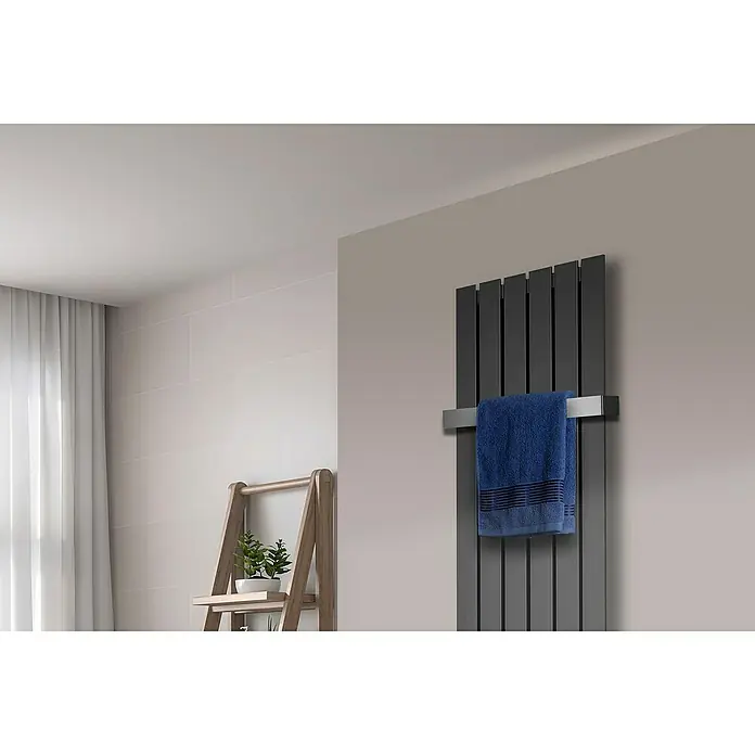 Szagato Designheizkörper Peking - B x H: 470 x 1.800 mm, Moonstone-Grau, Mit 1 Handtuchhalter (50 mm) - Handtuchwärmer in Anthrazit mit einem blauen Handtuch darauf, ideal für moderne Badezimmer.