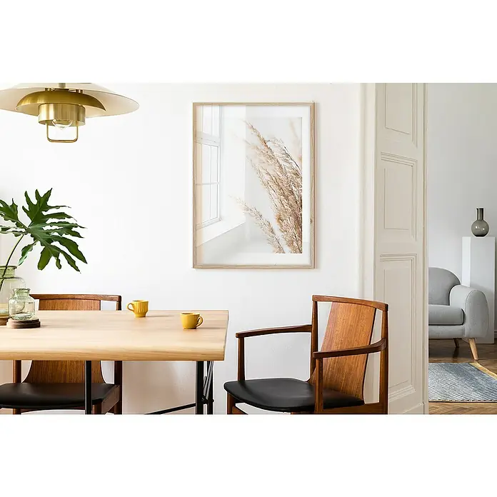 Bild - Natur II, B x H: 50 x 70 cm - Elegantes Interieur mit einem hellen Holztisch, Stühlen, einer Pflanze und einem Wandbild, das die stilvolle Atmosphäre des Raumes unterstreicht.