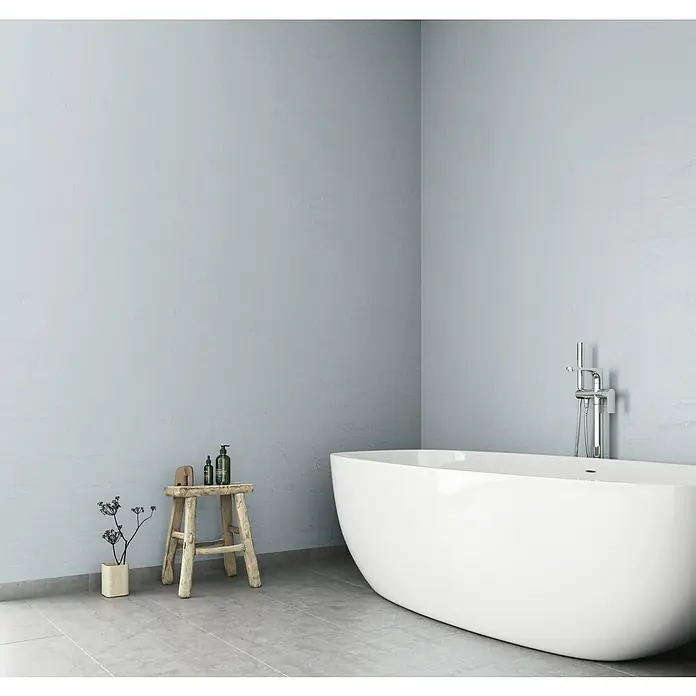 SCHÖNER WOHNEN-Farbe Betondesign-Optik Dekoputz Flächenspachtel für fugenlose Oberflächen - Grau, 7,5 kg - Elegantes Badezimmer mit freistehender Badewanne. Die minimalistische Gestaltung unterstreicht die schlichte Schönheit und Funktionalität des Raumes.