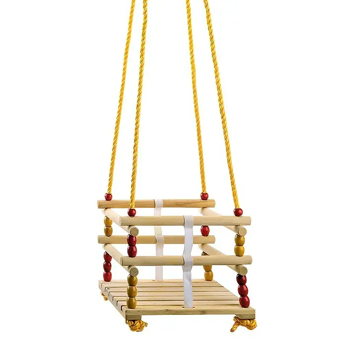 Conacord Babyschaukel - Holz, Altersempfehlung: 0 Jahre - 3 Jahre - Dieses Bild zeigt eine hölzerne Babyschaukel mit gelben Seilen und roten Akzenten. Die Schaukel hat einen Sicherheitsgurt und ist für Kleinkinder geeignet.