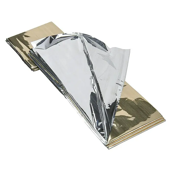 UniTEC Rettungsdecke - 210 x 160 cm - Nahaufnahme einer Rettungsdecke, die teilweise entfaltet ist und eine goldene und eine silberne Seite zeigt, auf einem schwarzen Hintergrund.