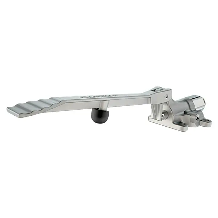 Grifo de descarga de pedal Suelo 570 - Latón - Reposapiés metálico con plataforma acanalada y una bola negra en el centro.