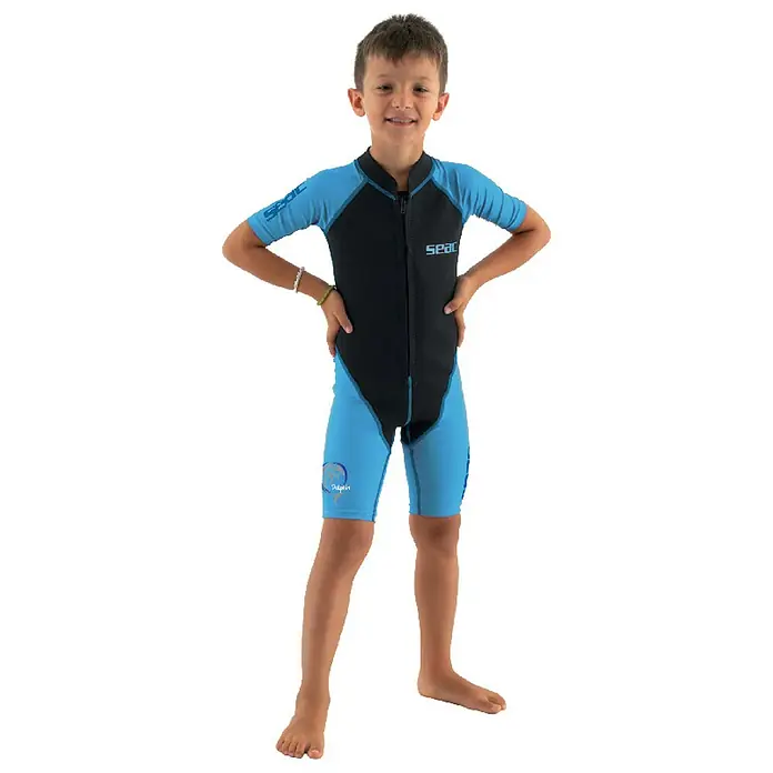 Seac Sub Traje de neopreno Shorty - 9 años, Plástico, Apto para: Niños - Un niño usa un neopreno SEAC azul y negro con mangas cortas y pantalones cortos, ideal para actividades de natación.