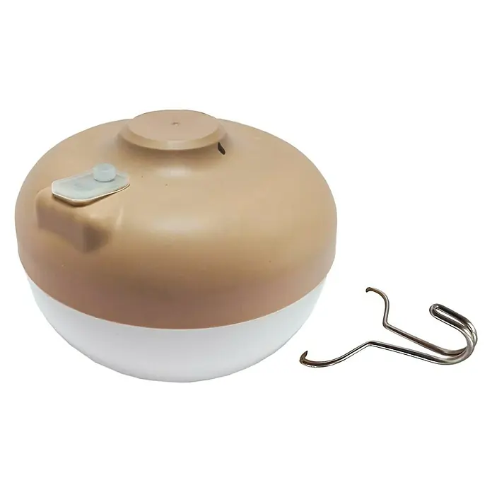 New Garden Aplique para exterior LED con batería Cherry - 9 W, 900 lm, Beige - Imagen de una linterna de camping redonda y bicolor con un gancho plateado para colgar cerca, diseñada para actividades al aire libre.