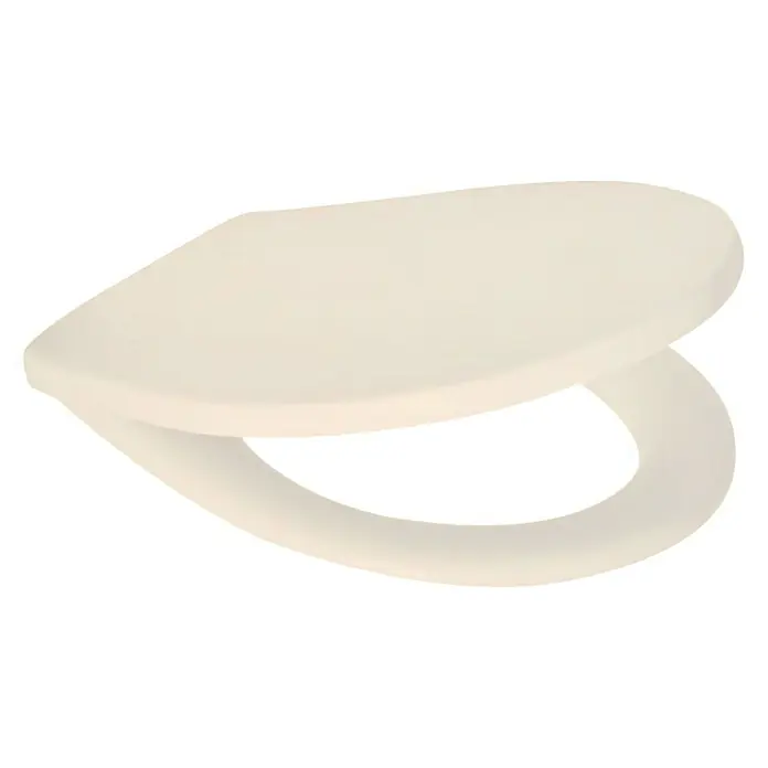 Geberit Renova Comprimo WC-Sitz - Duroplast, Pergamon, Ohne Absenkautomatik - Nahaufnahme eines beigen Toilettensitzes auf schwarzem Hintergrund, der ein klares und minimalistisches Design aufweist.