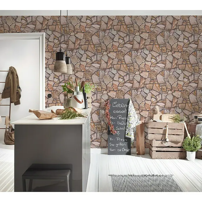 A.S. Création Elements Vliestapete Bruchstein - Beige/Braun/Grau, Steinoptik, 10,05 x 0,53 m - Eine Küchentafel mit dem Tagesmenü, umgeben von rustikalen Elementen, die eine gemütliche Atmosphäre schaffen.