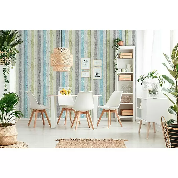A.S. Création Elements Vliestapete - Blau/Grün, Holzoptik, 10,05 x 0,53 m - Tapete mit verwitterten vertikalen Holzbrettern in Blau, Grün, Grau, die eine Esszimmerwand bedeckt.