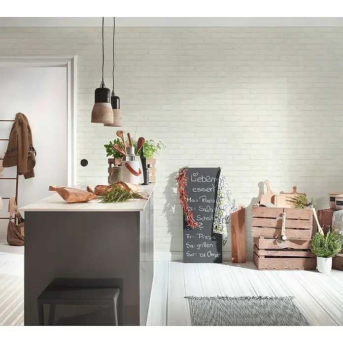 A.S. Création Elements Vliestapete - Weiß/Silber, Steinoptik, 10,05 x 0,53 m - Küchenstillleben mit Dekorationen wie Kräutern, einer Tafel mit Speiseplan und Holzkisten, die eine gemütliche Atmosphäre schaffen.