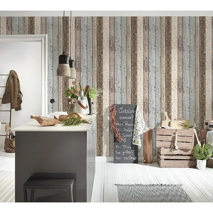 A.S. Création Elements Vliestapete - Braun/Blau/Beige, Holzoptik, 10,05 x 0,53 m - Küchenszene mit Holzwand, Kücheninsel und rustikalen Akzenten, die eine warme und einladende Atmosphäre schaffen.