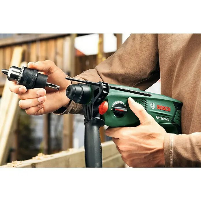 Bosch Bohrhammer PBH 2500 SRE - 600 W, 1,9 J, SDS-Plus-Aufnahme - Der grüne Bosch PBH 2500 RE Bohrhammer mit austauschbarem Bohrfutter in den Händen einer Person. Ideal für Heimwerker und Profis.