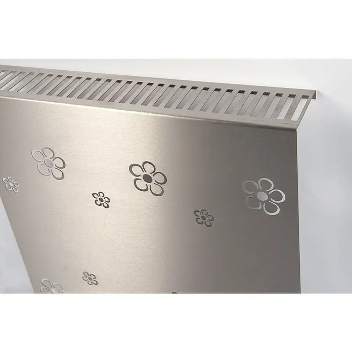 Szagato Heizkörperverkleidung Flower Frame - 60 x 60 cm, Edelstahl, Matt, 2 Stk. - Nahaufnahme einer Heizkörperverkleidung aus Metall mit Blumendesign und Lüftungsschlitzen für optimierte Luftzirkulation.