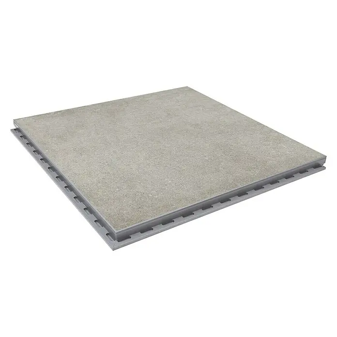 Terrassenfliese Click and Go Portland Grey - 60 x 60 cm, Betongrau, Matt - Detailaufnahme einer einzelnen, grauen Terrassenfliese mit praktischem Klicksystem zur einfachen Verlegung im Außenbereich.