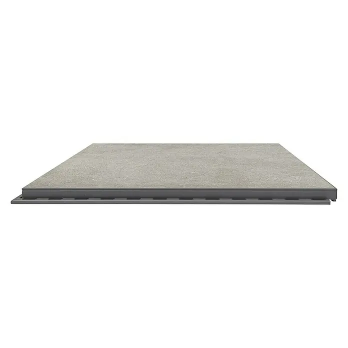 Terrassenfliese Click and Go Portland Grey60 x 60 cm, Betongrau, Matt - Detailansicht einer quadratischen Terrassenplatte in Steinoptik, ideal für Außenbereiche und Gärten. Die Platte liegt auf einem dunklen Untergrund.
