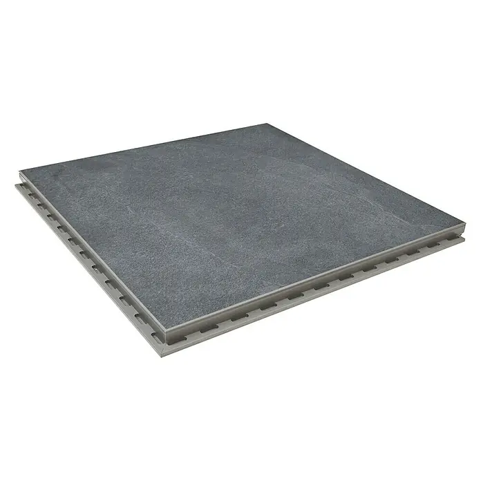 Terrassenfliese Click and Go Ardesia Black - 60 x 60 cm, Schwarz, Matt - Das Bild zeigt eine einzelne graue Fliese mit einem Verbindungssystem an den Seiten, isoliert auf schwarzem Hintergrund, ideal für Bodenbeläge.
