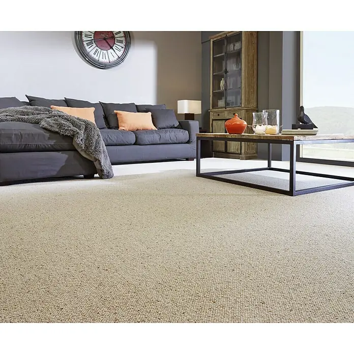 Teppichboden Meterware Arno - Breite: 400 cm, Schlinge, 100 % Wolle (Flor), Creme - Wohnzimmer mit grauem Sofa, Holztisch und Teppichboden. Der Teppichboden verleiht dem Raum eine warme und einladende Atmosphäre.