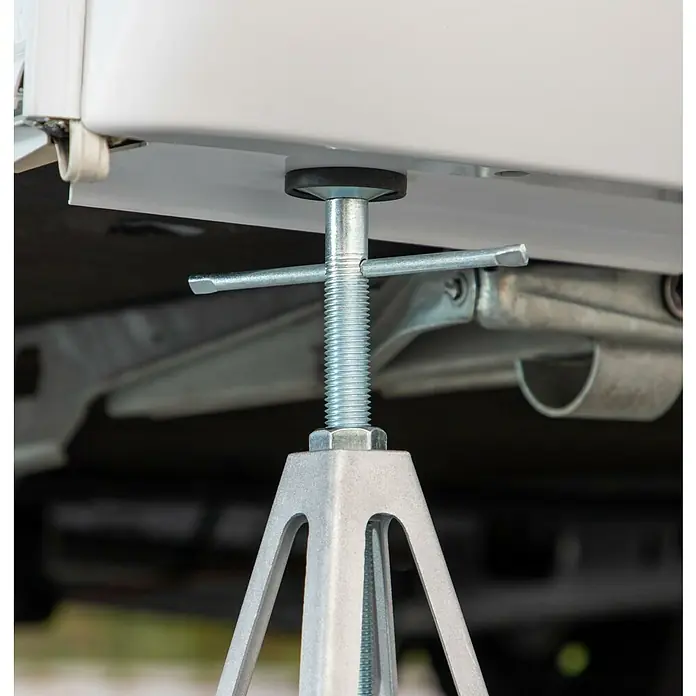 Cartrend Stützbock Set - Geeignet für: Wohnmobile, Belastbarkeit: 900 kg, 4 -tlg. - Eine silberfarbene Wohnmobil-Stützstange, die zur Stabilisierung verwendet wird, ist auf dem Bild zu sehen.