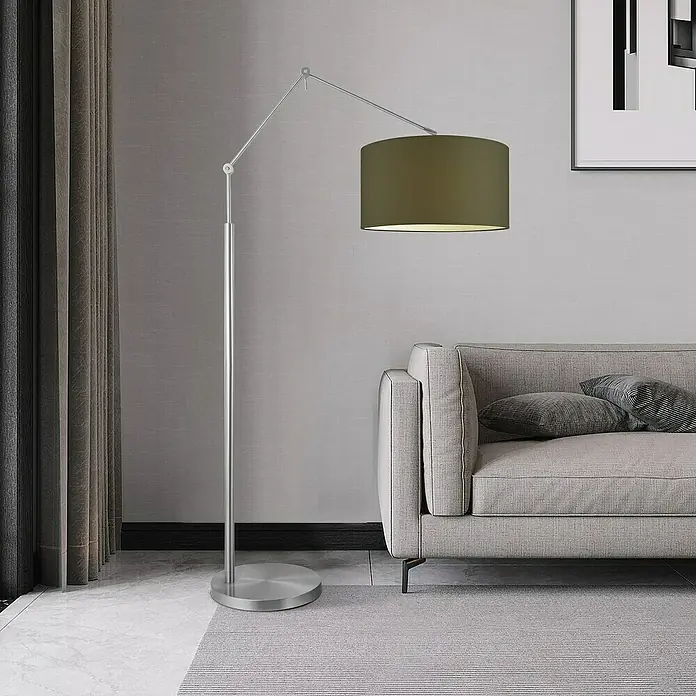 Home Sweet Home Lampenschirm Bling - Ø x H: 50 x 25 cm, Castlerock, Baumwolle, Rund - Eine moderne Stehlampe mit einem olivgrünen Lampenschirm und einem silbernen Gestell, die neben einem grauen Sofa steht.